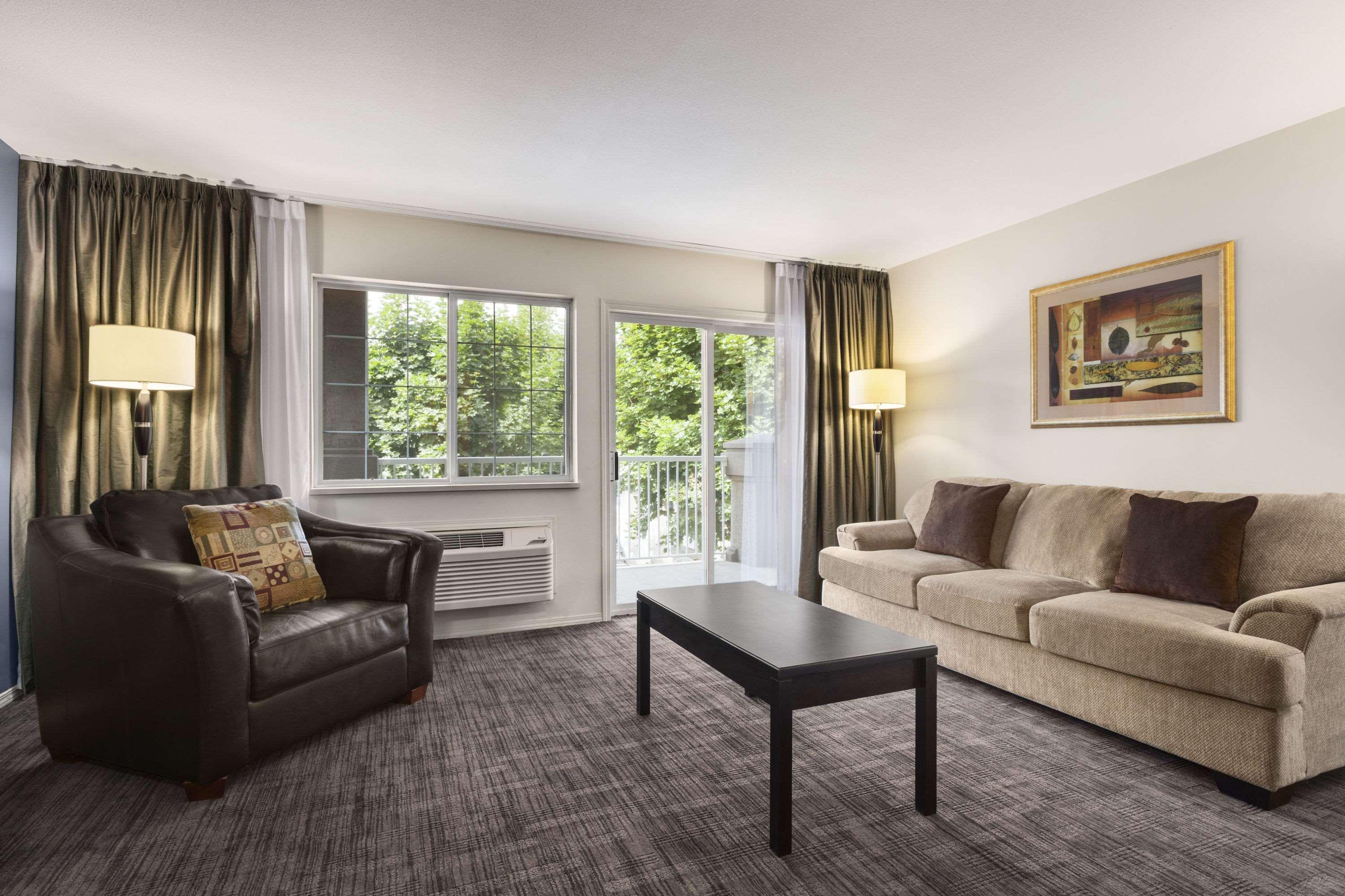 Days Inn By Wyndham Kelowna Exteriér fotografie